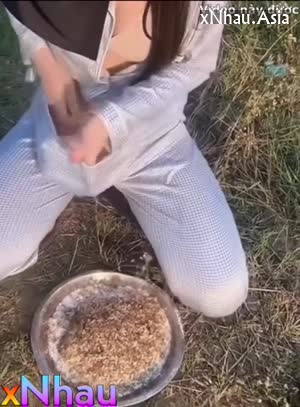 em gái ra đồng bị kiến bò vô vú vô lồn (em gái ra đồng bị kiến bò vô vú vô lồn) [26]