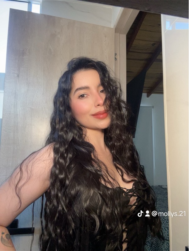𝗠𝗼𝗹𝗹𝘆 🌱 (@mollys.21) is LIVE - TikTok LIVE